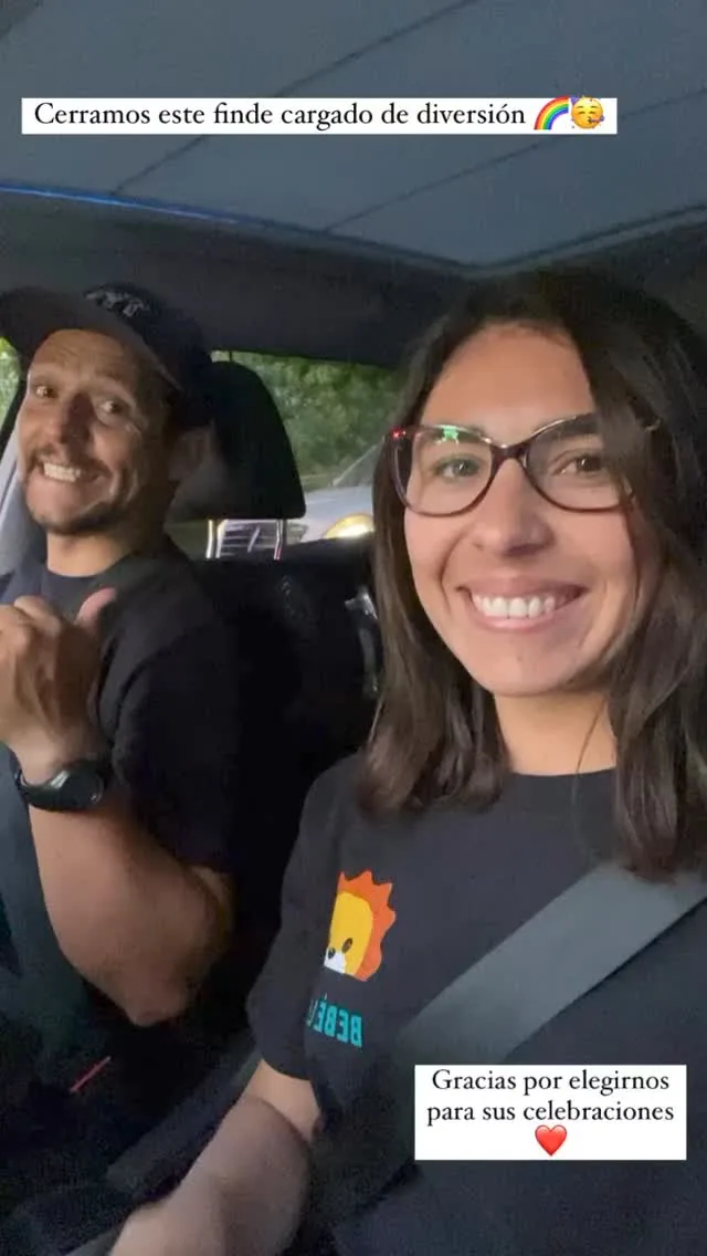 El equipo de Bebé León con las poleras de la marca antes de un evento