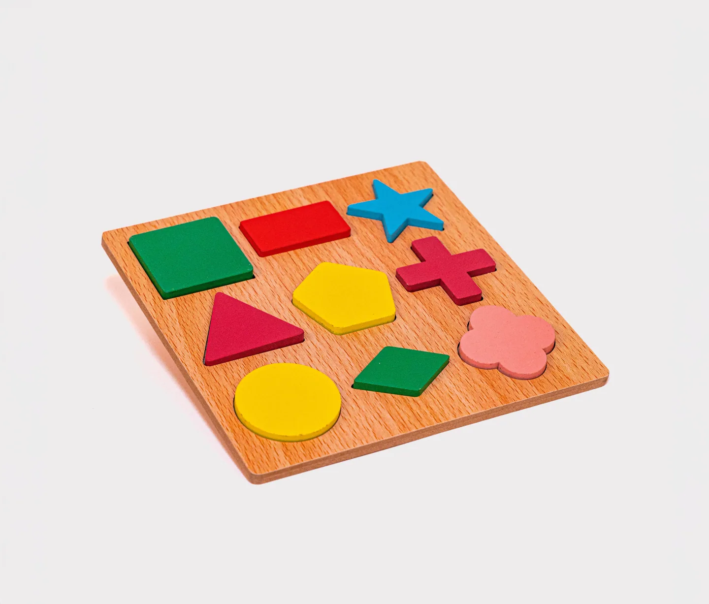Puzzle de encaje de formas geométricas en madera
