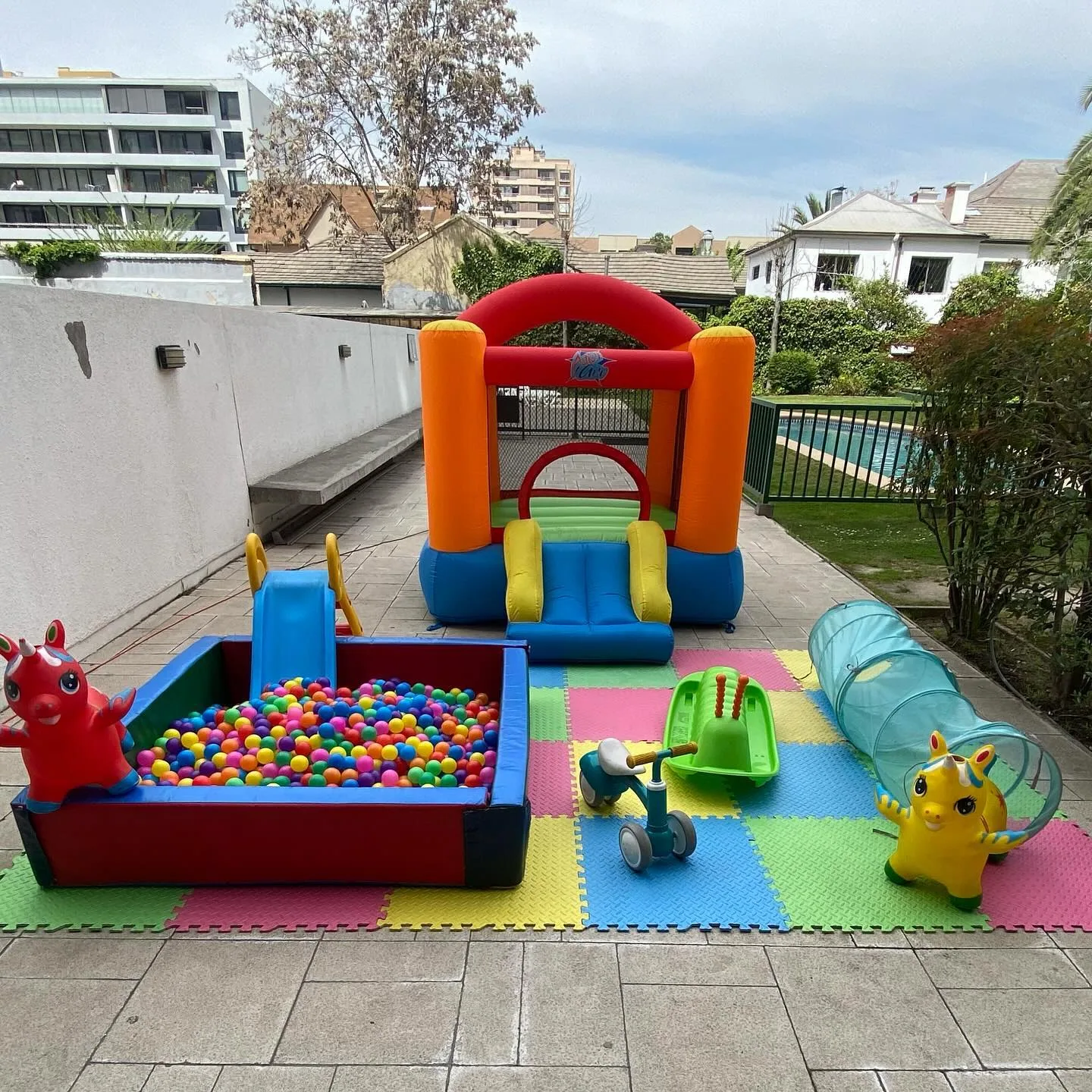 Plaza blanda montada en la terraza de un edificio, con la ciudad de fondo