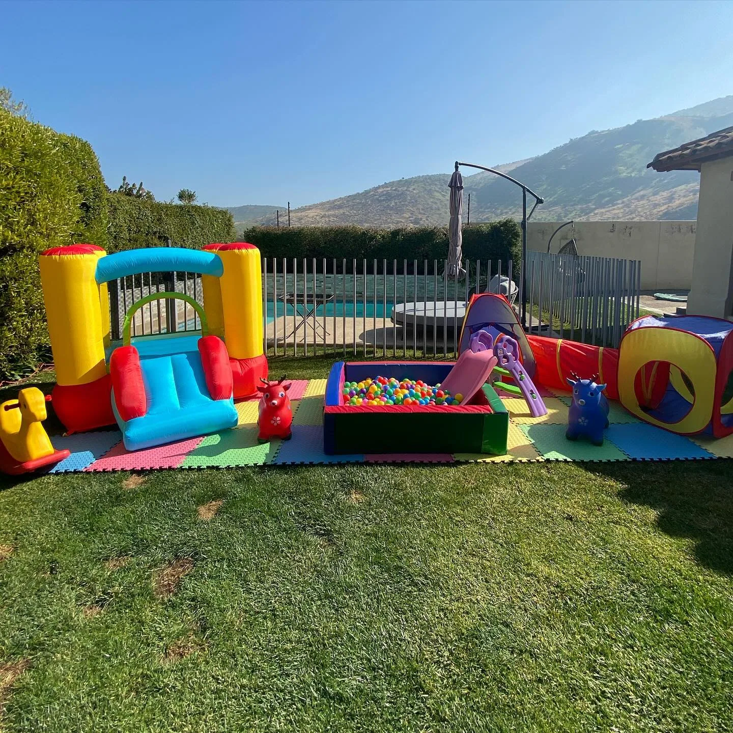 Plaza blanda de Bebé León instalada para un cumpleaños en La Reina