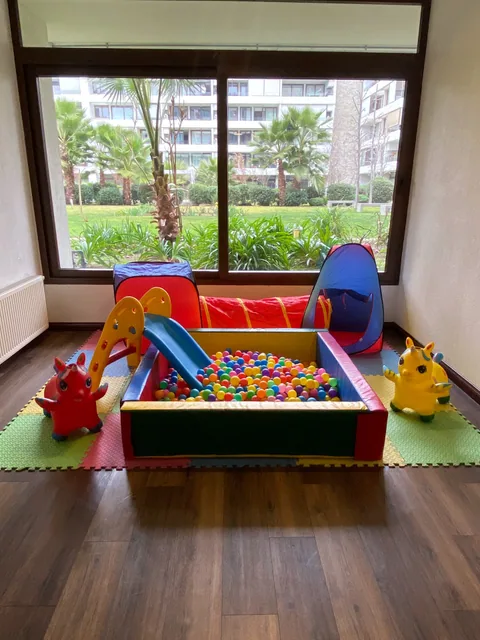 Plaza blanda montada en la sala de un condominio con ventanal al jardín