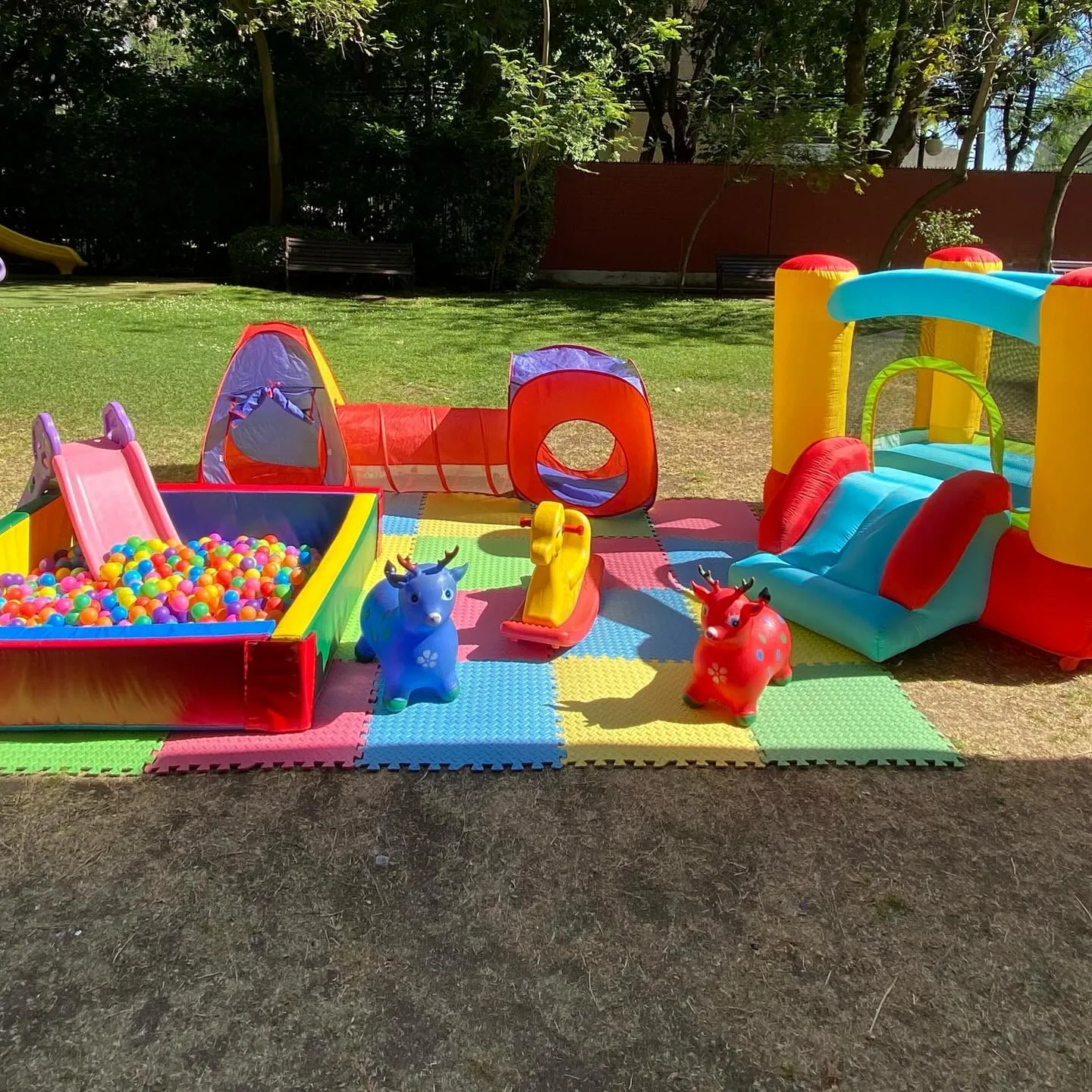 Plaza blanda de Bebé León instalada para un cumpleaños en Huechuraba