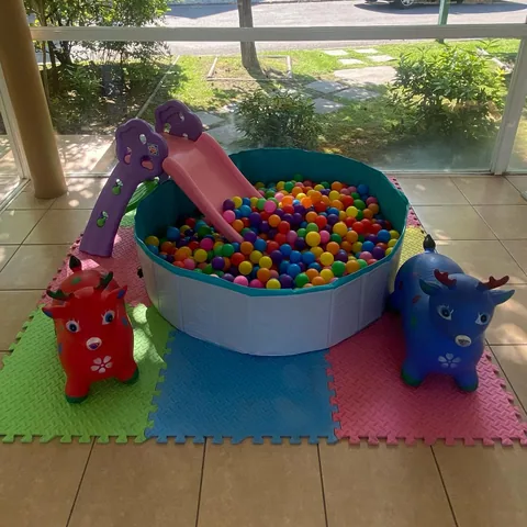 Montaje chico con piscina de pelotas redonda en una terraza techada