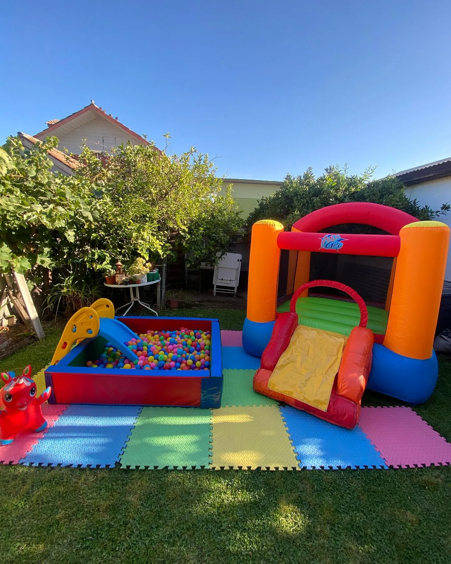 Plaza blanda de Bebé León instalada para un cumpleaños en Lo Barnechea