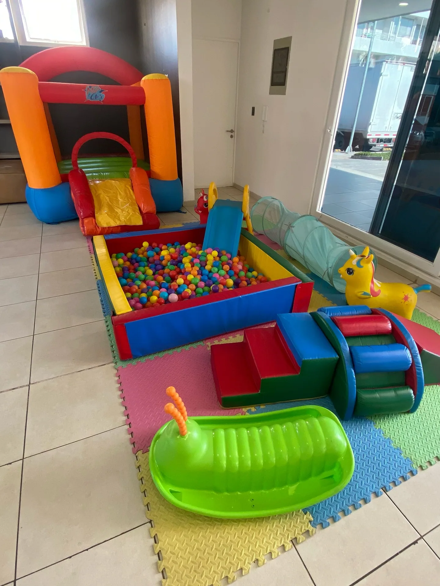 Plaza blanda de Bebé León instalada para un cumpleaños en La Florida