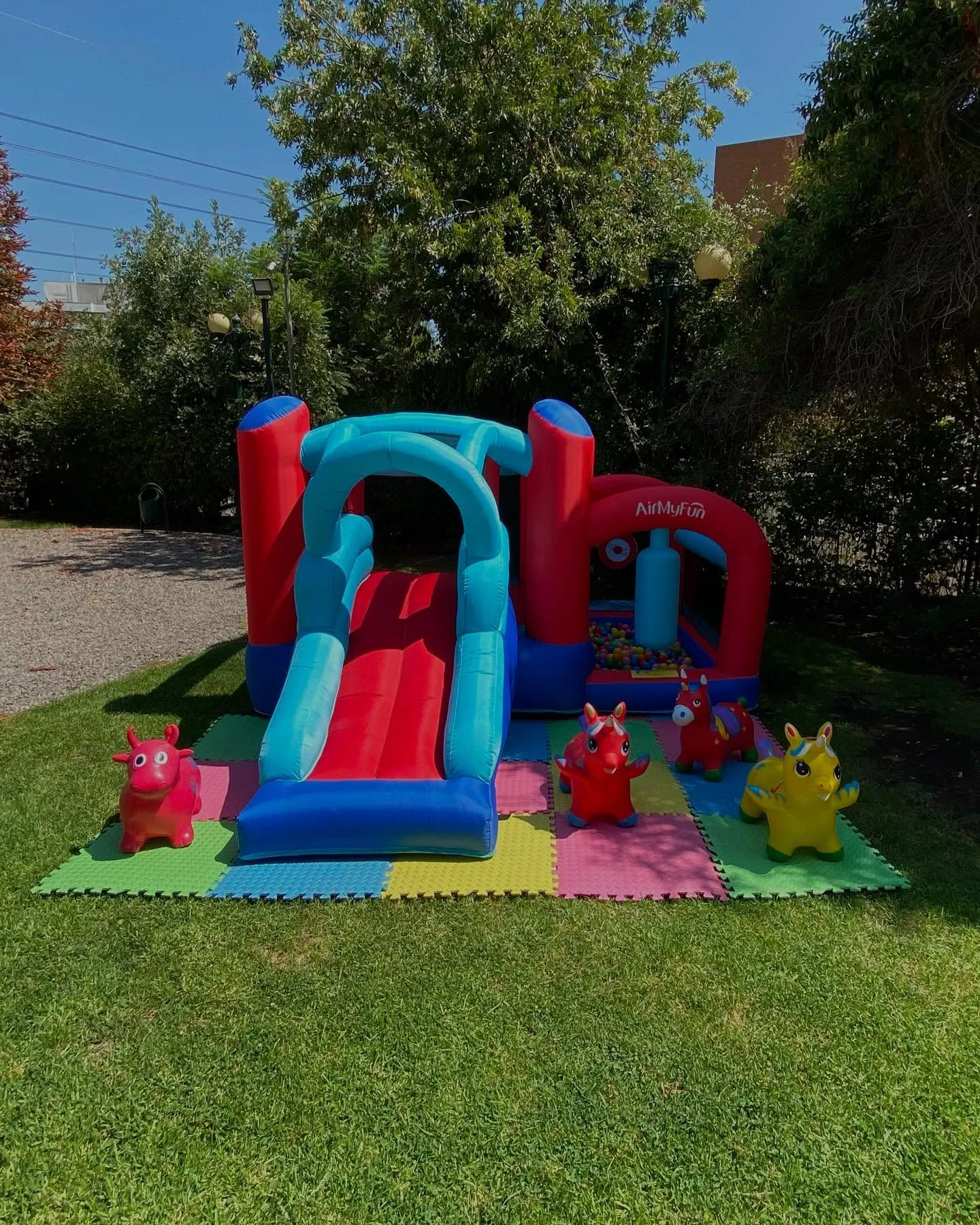 Plaza blanda de Bebé León instalada para un cumpleaños en Peñalolén