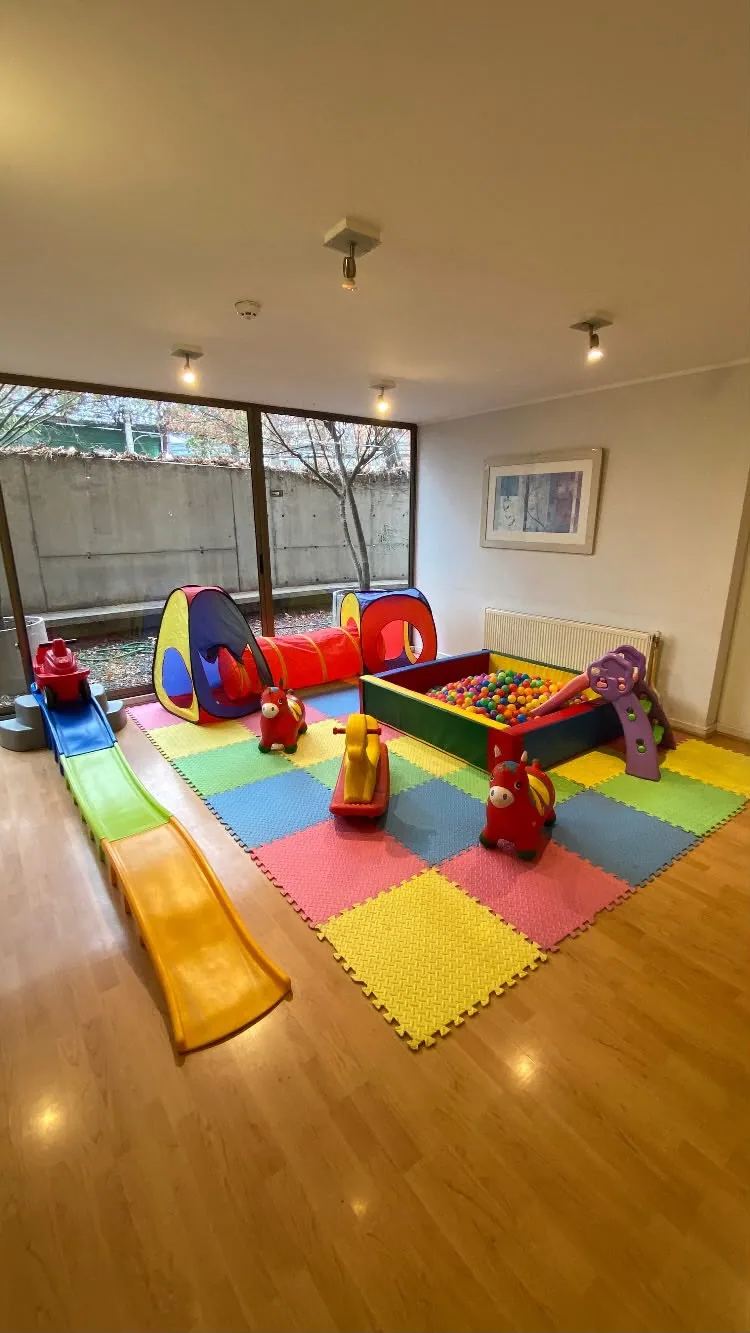 Rincón de juego con módulos de espuma y rampa montado en una sala interior