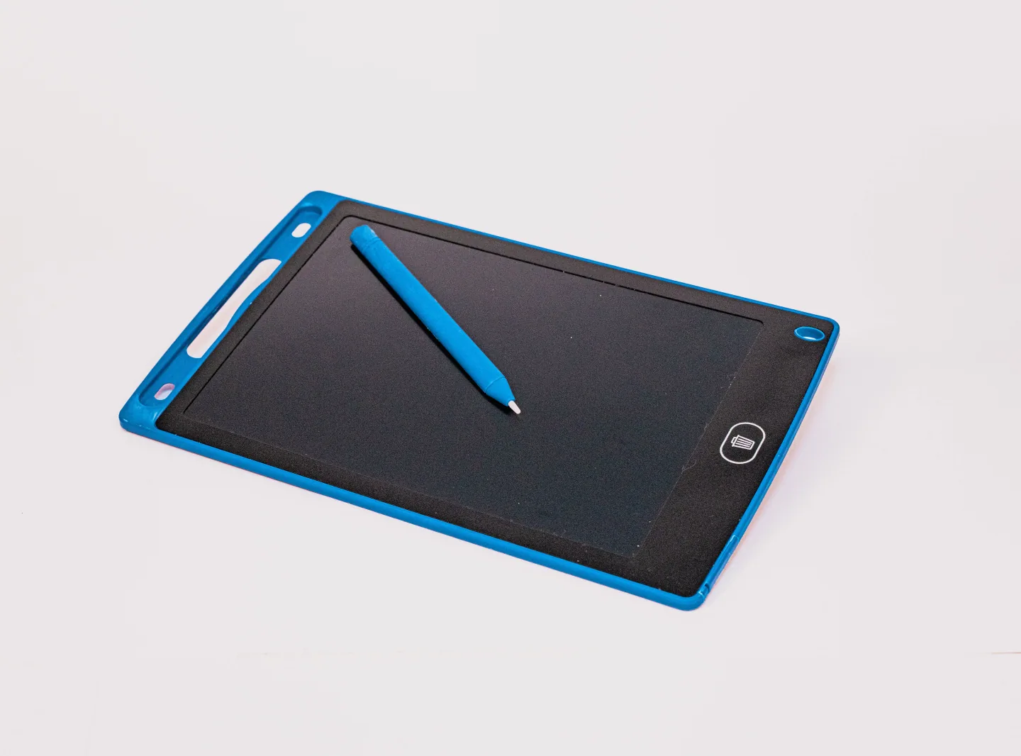 Pizarra mágica LCD azul con su lápiz