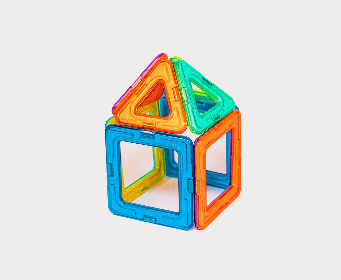 Casita armada con placas magnéticas translúcidas de colores