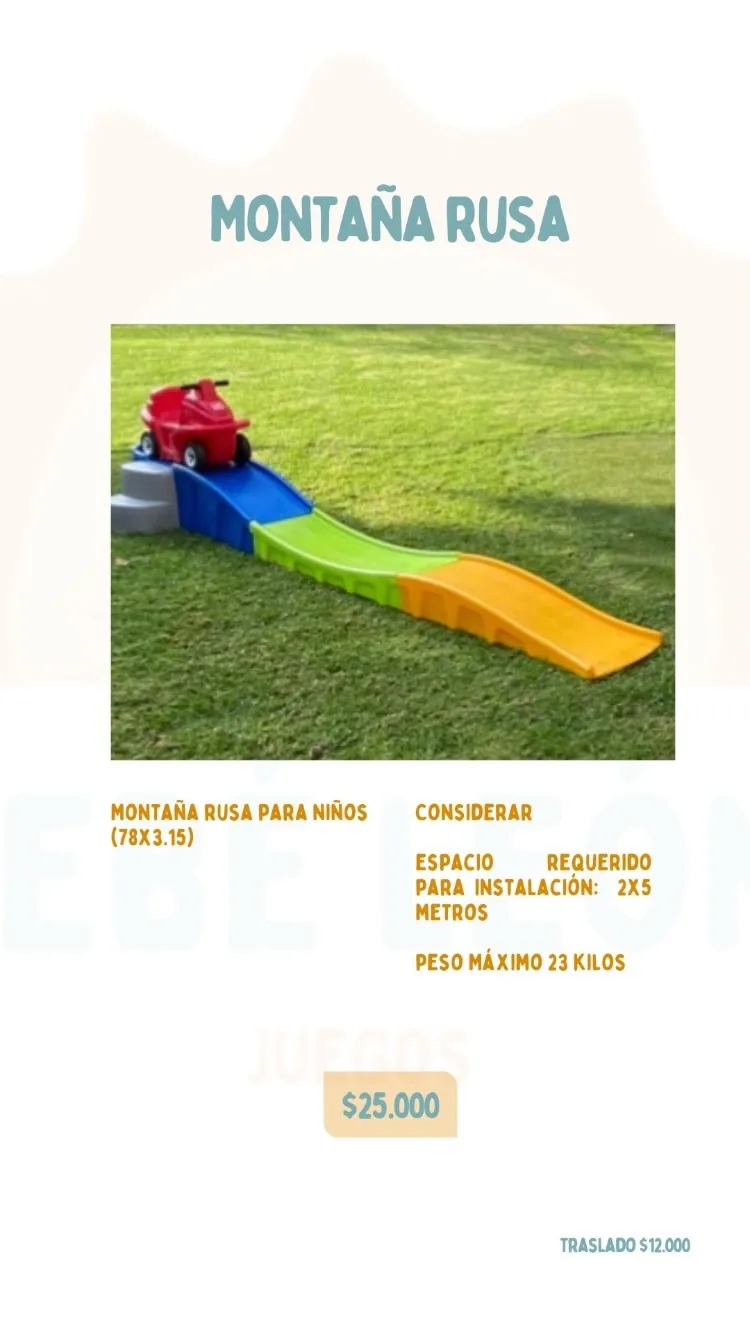 Montaña rusa infantil de plástico con auto rojo, instalada sobre pasto