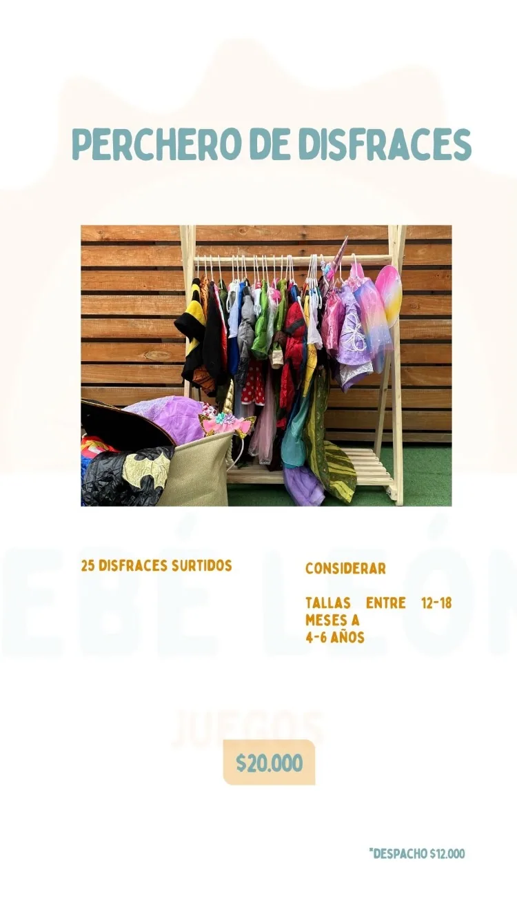 Perchero de madera con 25 disfraces infantiles surtidos